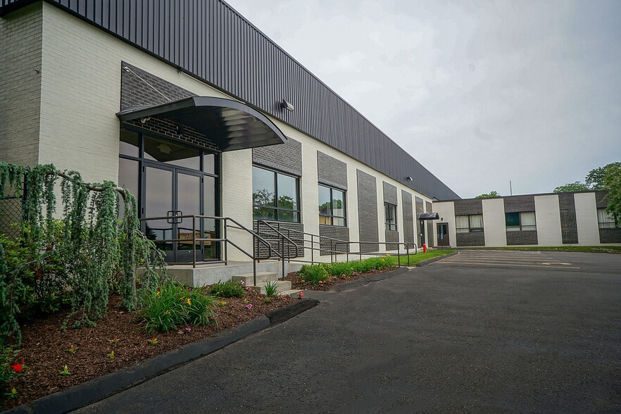 562 Captain Neville Dr, Waterbury, CT for lease - Building Photo - Image 3 of 14