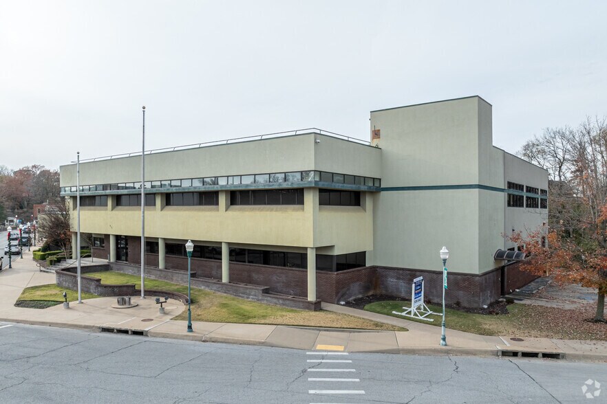 305 E Main St, Siloam Springs, AR for sale - Primary Photo - Image 1 of 1