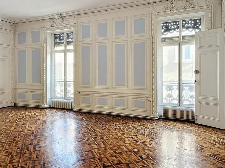 Multifamily in Lyon for sale - Interior Photo - Image 2 of 12