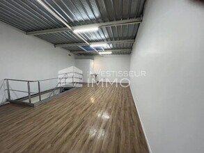 Flex in Les Lilas for lease Interior Photo- Image 2 of 5