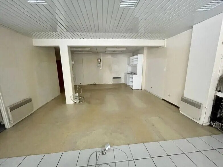 Retail in Petit-Couronne for lease - Interior Photo - Image 3 of 10