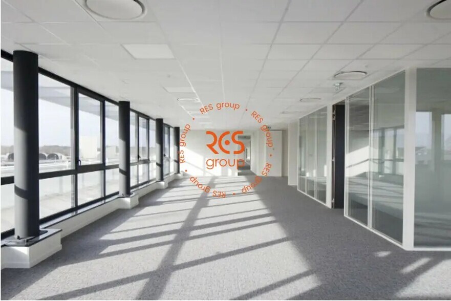 Office in Le Haillan for lease - Building Photo - Image 2 of 9