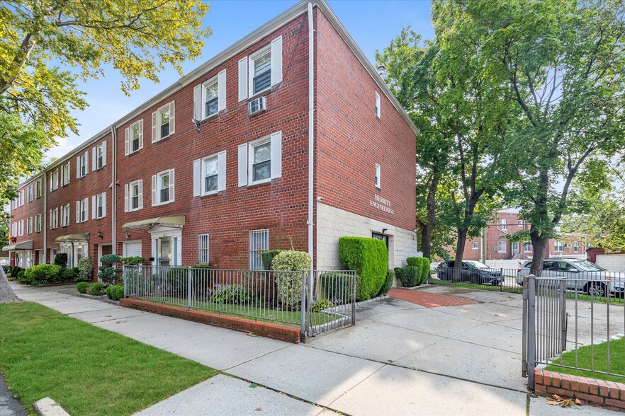 2815 Bayside Ln, Flushing, NY for sale - Primary Photo - Image 1 of 11
