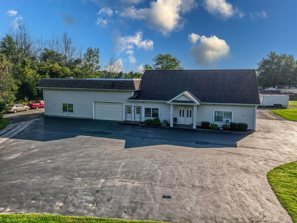 6883 Akron Rd, Lockport, NY 14094