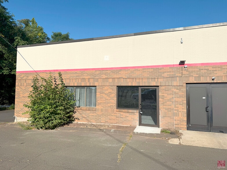 373 E Main St, Middletown, CT for lease - Building Photo - Image 2 of 2