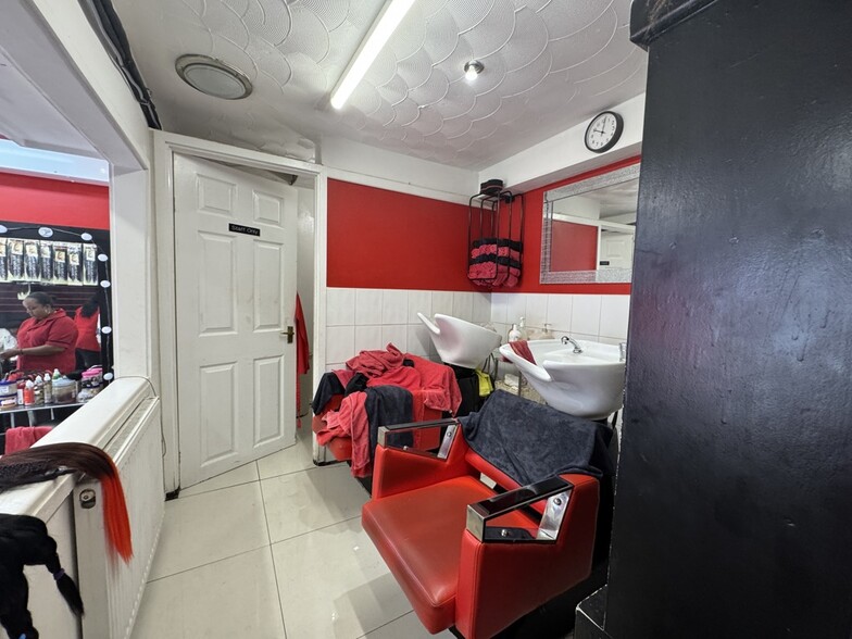 6B Dunstable Rd, Luton for sale - Interior Photo - Image 3 of 4