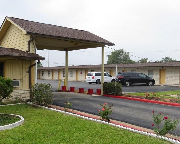 809 W Jackson St, El Campo, TX 77437 Travel Inn