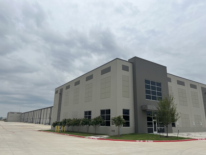 12791 International Pky, Dallas, TX for lease - Building Photo - Image 3 of 8