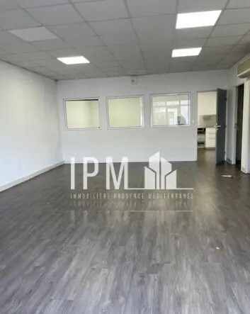 Retail in Gémenos for lease - Interior Photo - Image 1 of 4