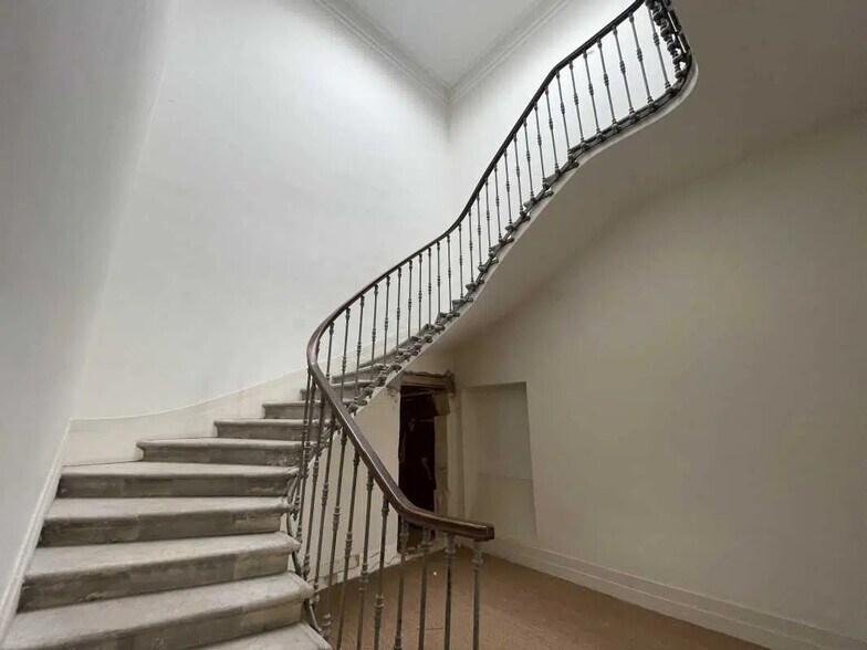 Office in Bordeaux for sale - Lobby - Image 3 of 3