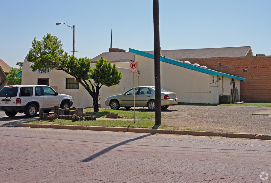 2402 Broadway St, Lubbock, TX for lease - Building Photo - Image 2 of 6