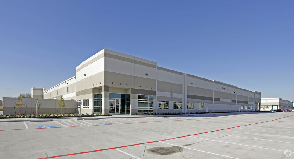 7505 Bluff Point Dr, Houston, TX for lease - Building Photo - Image 1 of 4