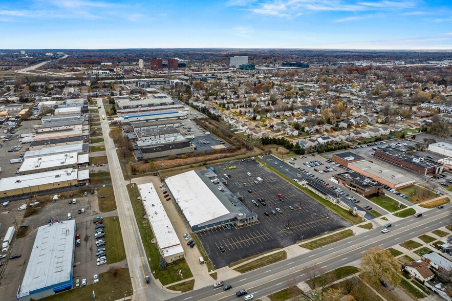 400 W Maple Rd, Troy, MI for sale - Building Photo - Image 2 of 42