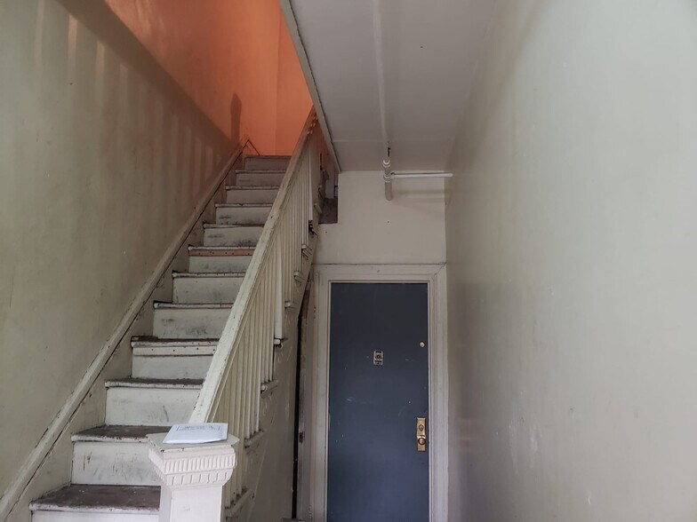 253 Mount Hope Plz, Bronx, NY for sale - Interior Photo - Image 3 of 6