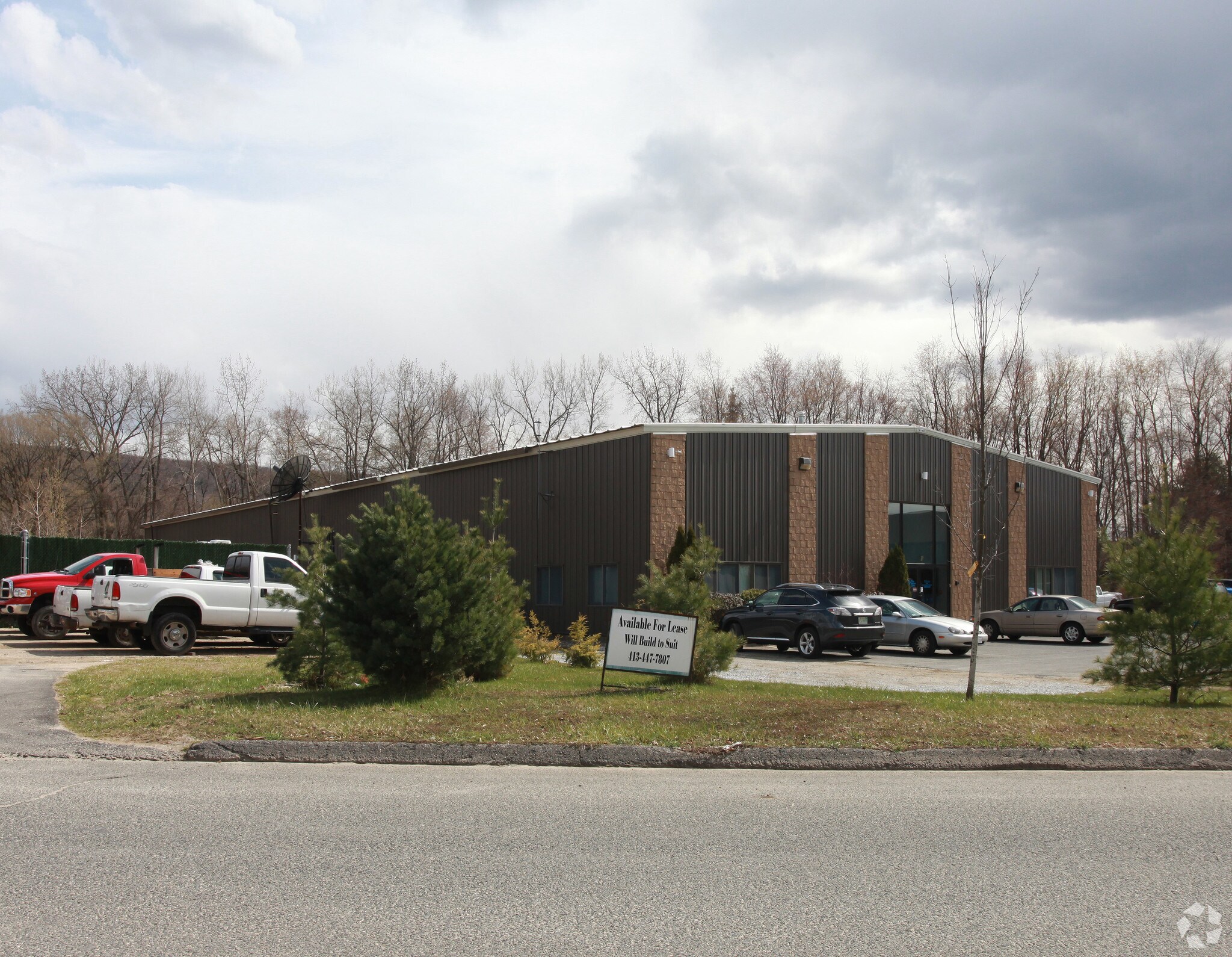 4 Federico Dr, Pittsfield, MA for sale Primary Photo- Image 1 of 33