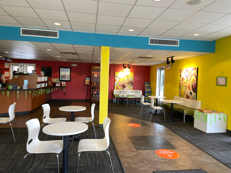 3335 E Michigan Ave, Lansing, MI for lease - Building Photo - Image 3 of 4