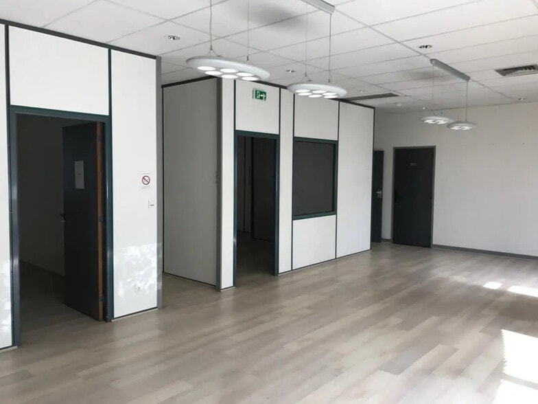 Flex in Saint-Genis-Pouilly for lease - Interior Photo - Image 3 of 11