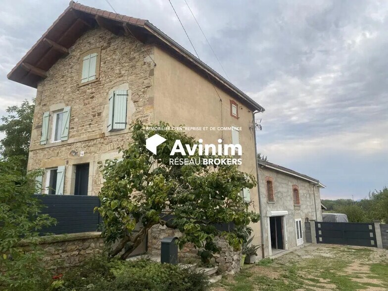 Flex in Neuville for sale - Building Photo - Image 1 of 9