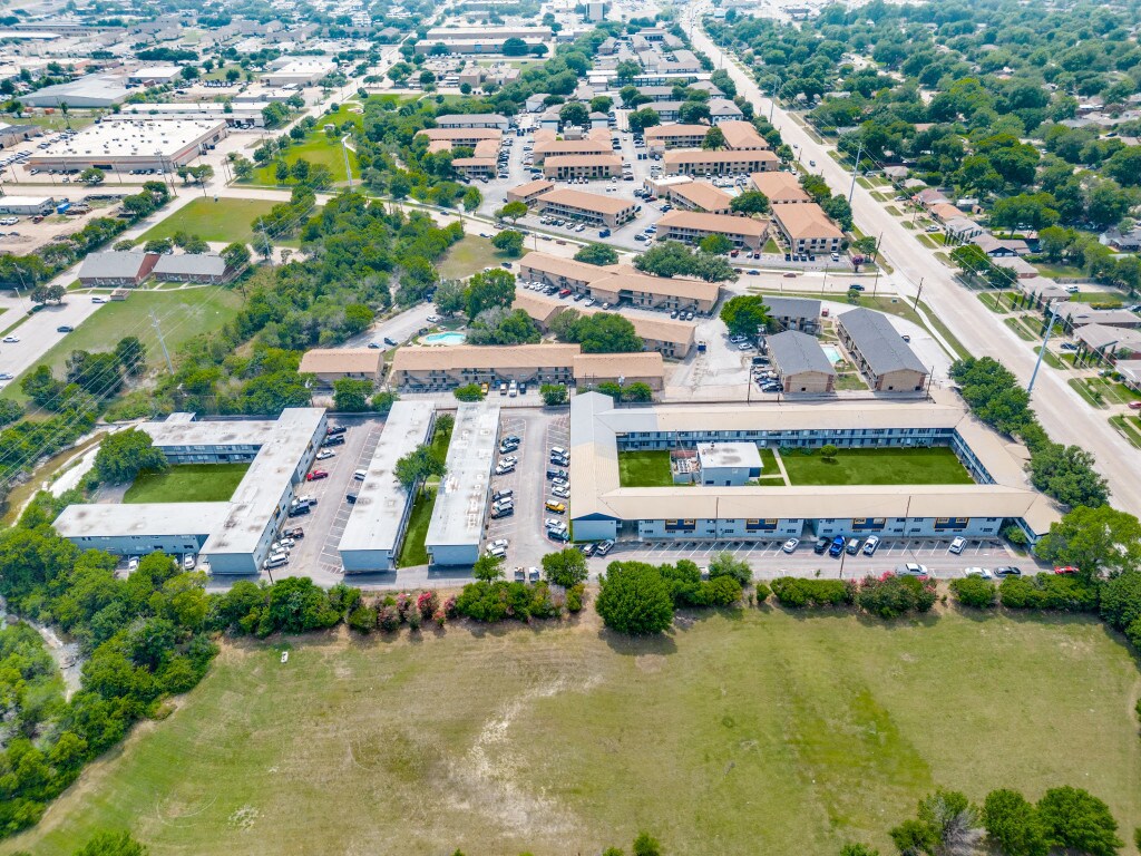 2710 W Walnut St, Garland, TX 75042 Woods Edge