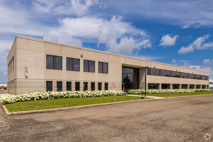 5757 Rue Cypihot, Montréal, QC for sale - Primary Photo - Image 1 of 1