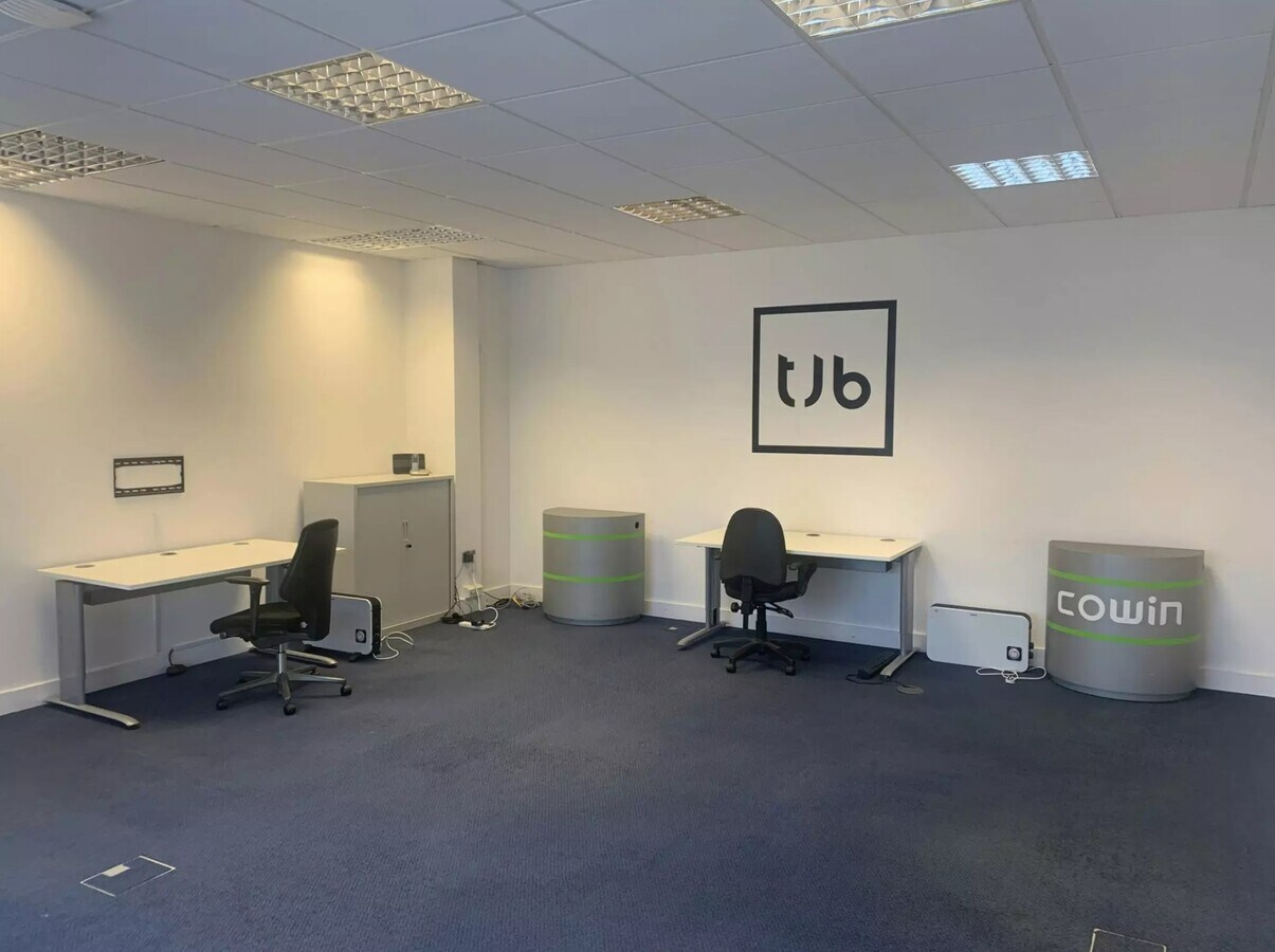 Bedford Rd, Petersfield, HAM GU32 3QG - Unit 7 -  - Interior Photo - Image 1 of 4