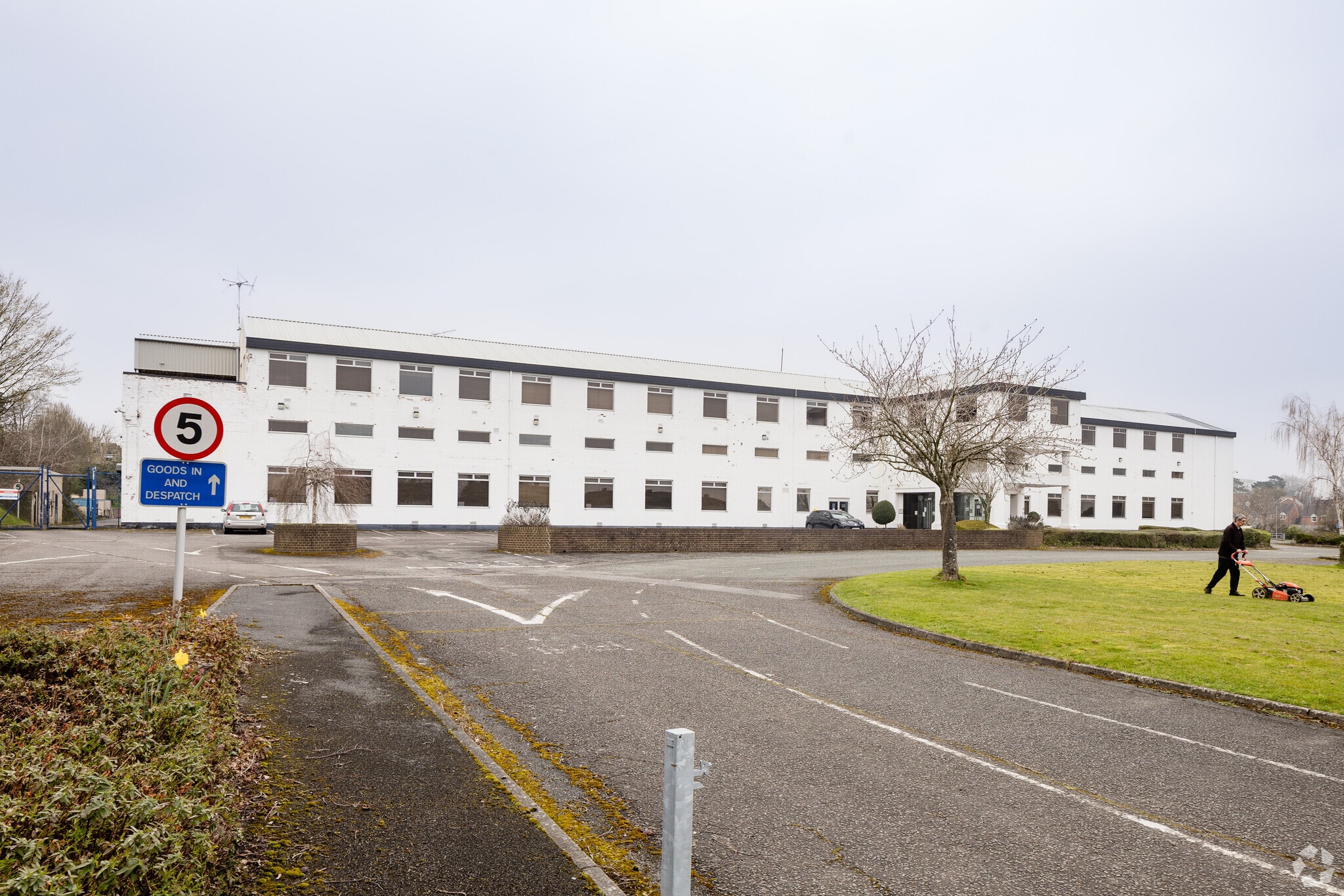 31 Turnpike Rd, Newbury for sale Primary Photo- Image 1 of 1