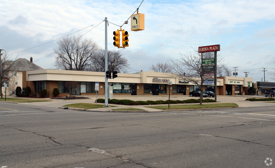 330-364 Eureka Ave, Wyandotte, MI for lease - Primary Photo - Image 1 of 3