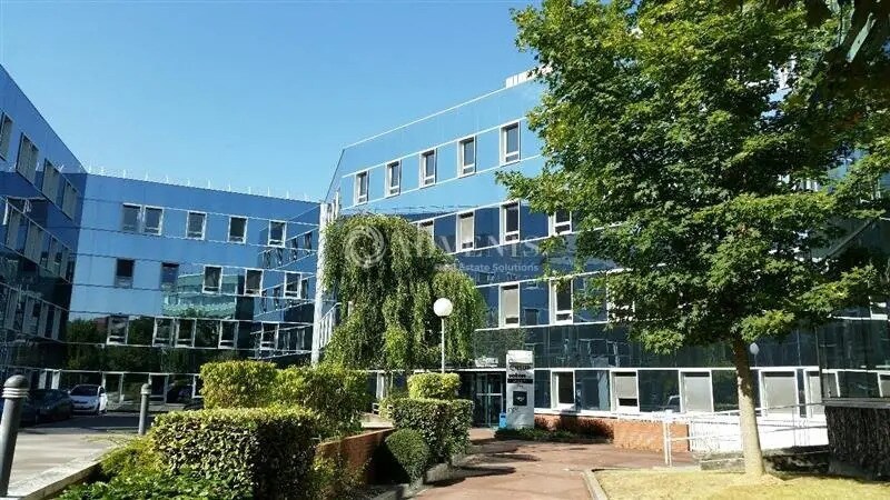 Office in Guyancourt for lease - Building Photo - Image 2 of 5