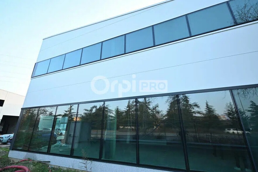 Office in Vénissieux for lease - Building Photo - Image 2 of 2