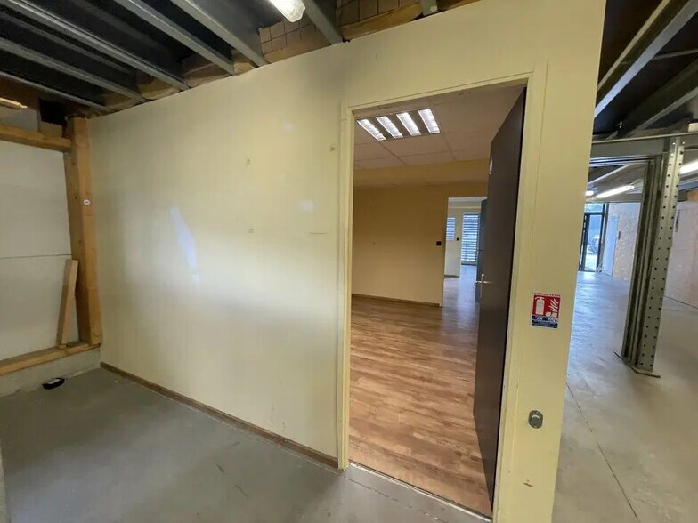 Retail in Lorient for lease - Interior Photo - Image 3 of 9