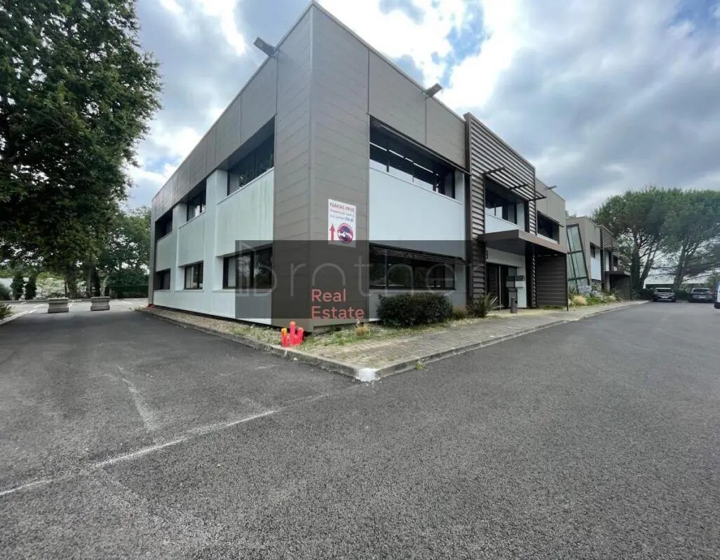 Office in Gradignan for lease Building Photo- Image 1 of 9