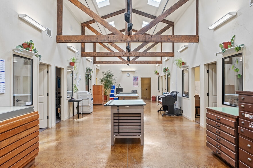 335 S Main St, Willits, CA for sale - Interior Photo - Image 2 of 17