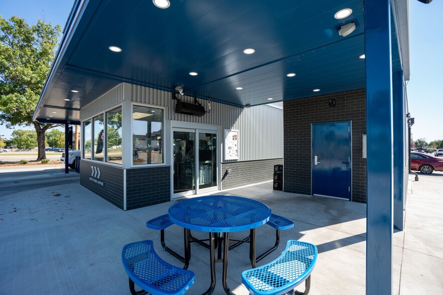 325 S Ridge Rd, Wichita, KS for sale - Building Photo - Image 3 of 6