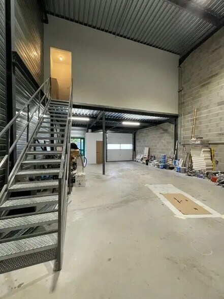 Flex in Mions for lease - Interior Photo - Image 1 of 5