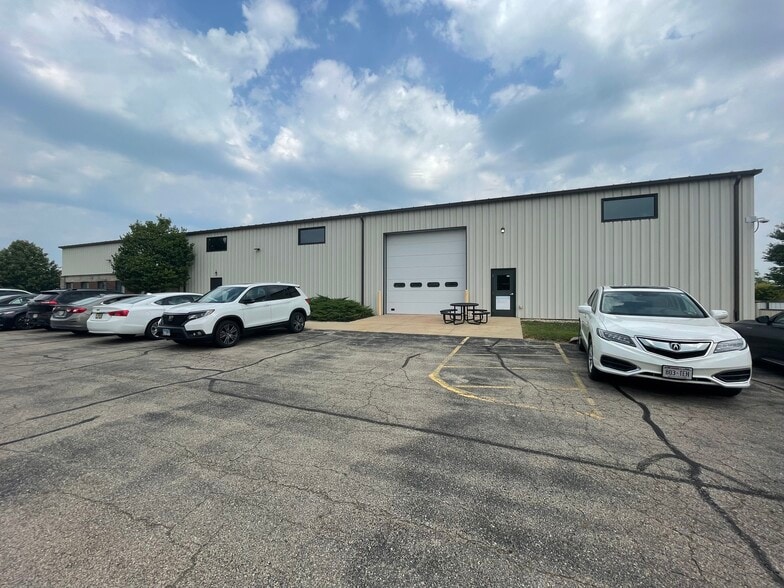 380 Business Park Cir, Stoughton, WI for lease - Building Photo - Image 2 of 9