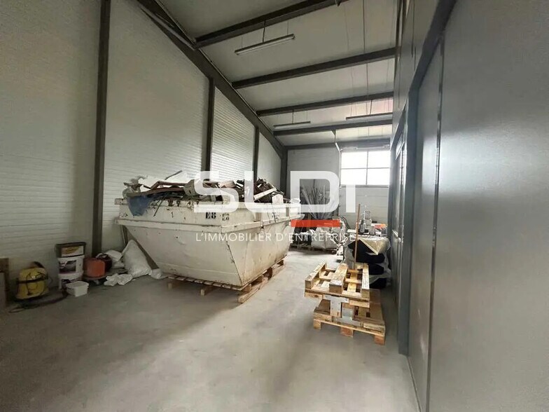 Flex in Beynost for lease - Interior Photo - Image 3 of 4