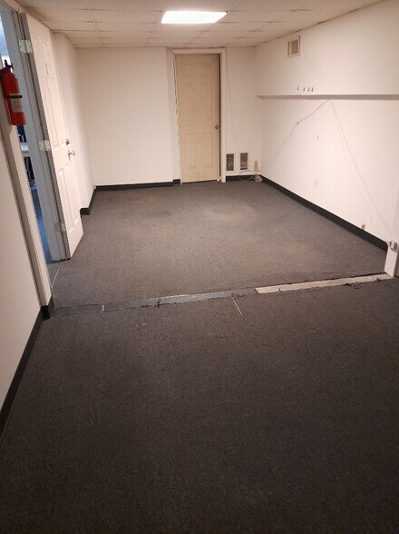 2568-2570 Hempstead Tpke, East Meadow, NY for lease - Interior Photo - Image 2 of 13