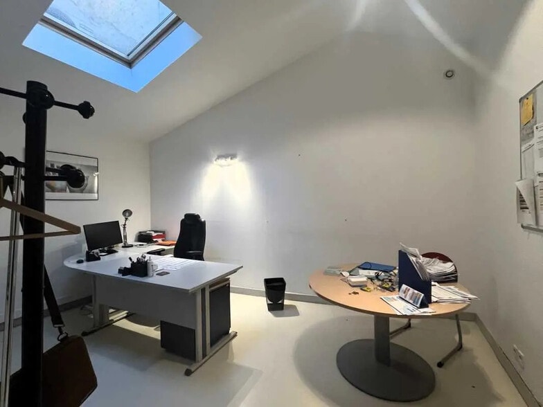 32 Rue Senac De Meilhan, Marseille for lease - Interior Photo - Image 3 of 9