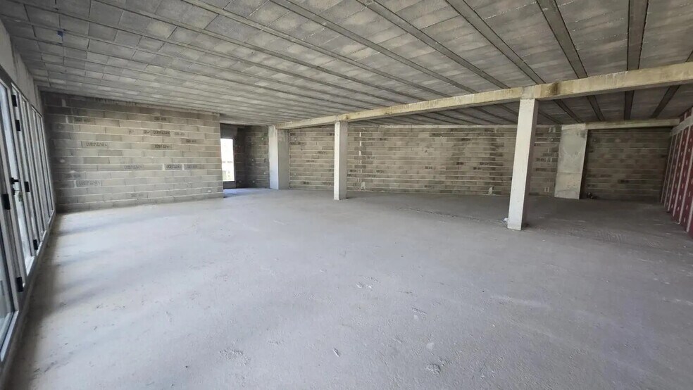 Retail in La Seyne-sur-Mer for lease - Building Photo - Image 2 of 6