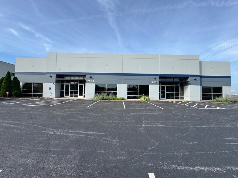 17824-17826 Edison Ave, Chesterfield, MO for lease - Building Photo - Image 3 of 11