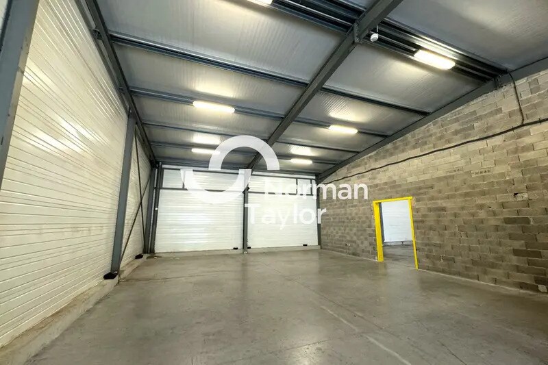 Flex in Lunel for lease - Interior Photo - Image 1 of 4