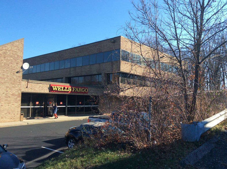 110 Mill Plain Rd, Danbury, CT for lease - Building Photo - Image 3 of 6