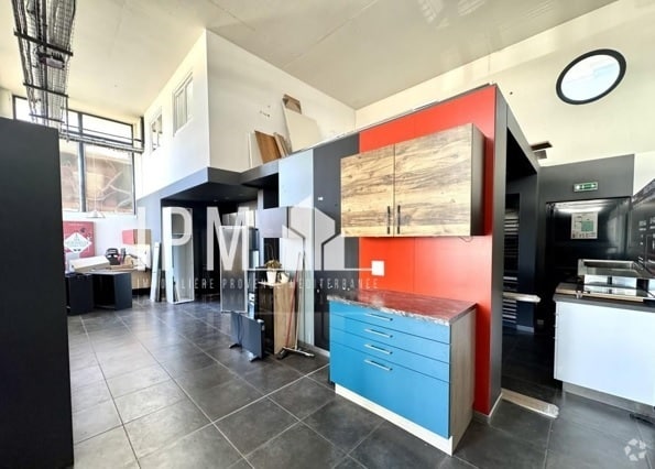 Retail in Marseille for lease Interior Photo- Image 1 of 3