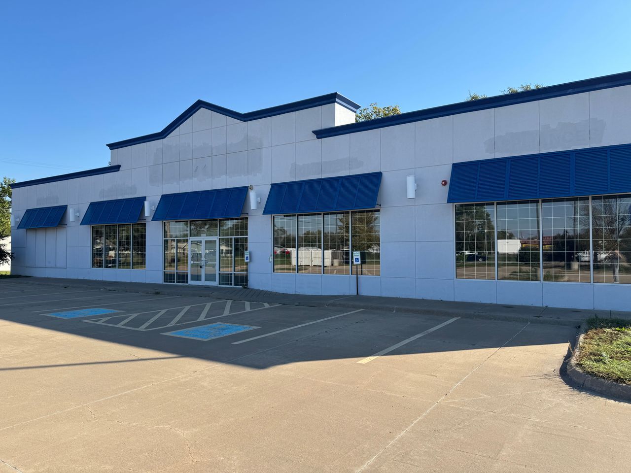 1418 E 4th Ave, Hutchinson, KS for lease Building Photo- Image 1 of 12