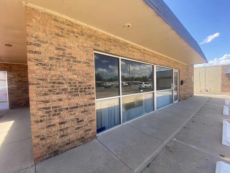 1629-1639 S Meridian, Wichita, KS for lease - Building Photo - Image 2 of 13