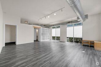 1430 Dragon St, Dallas, TX for lease Interior Photo- Image 2 of 8