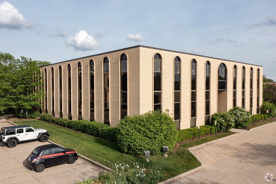 121 Fairfield Way, Bloomingdale, IL for lease - Building Photo - Image 3 of 9