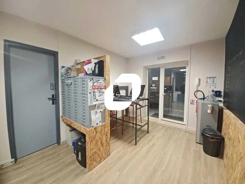 Office in Cenon for lease - Interior Photo - Image 1 of 6