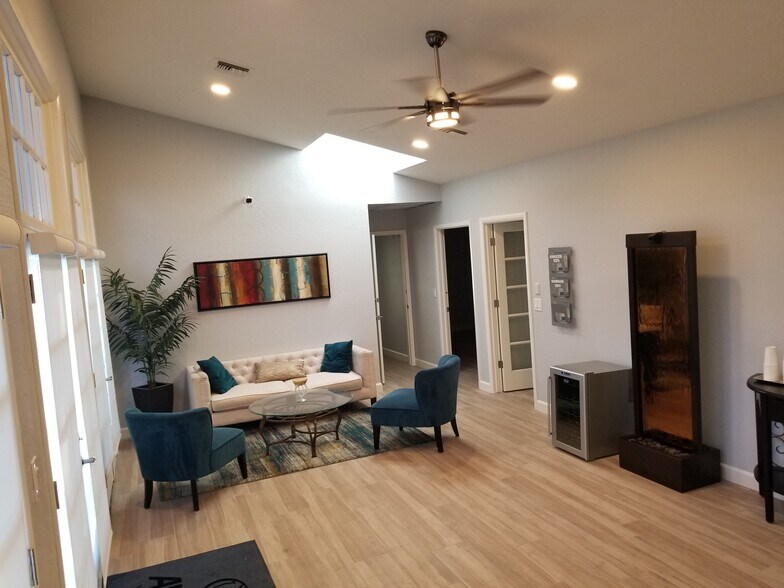 3402 N 36th St, Phoenix, AZ for lease - Interior Photo - Image 3 of 13