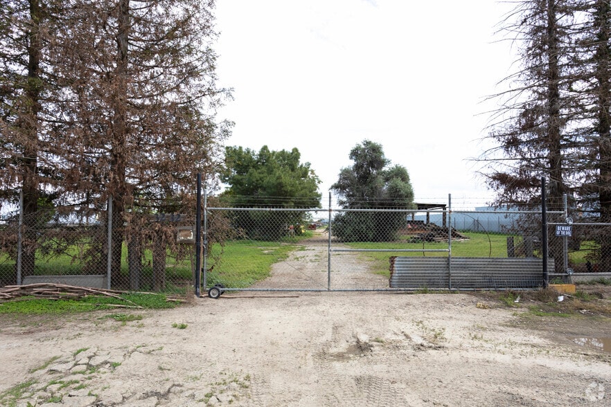 3232 S Elm Ave, Fresno, CA for sale - Building Photo - Image 2 of 2